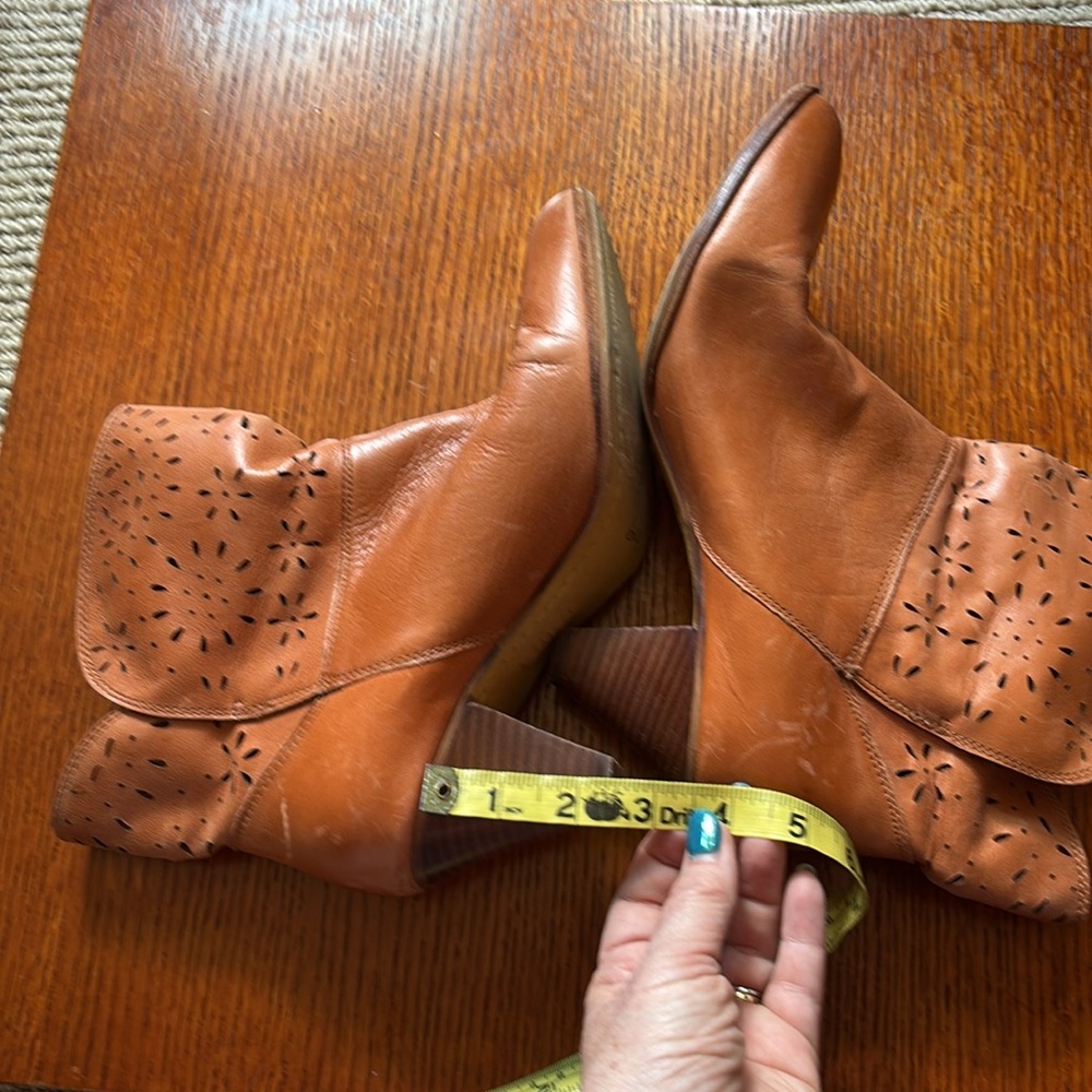 LATIGO leather boots/ankle boots/booties.Size 9M.
Decorative peek a boo leather. - Picture 6 of 8
